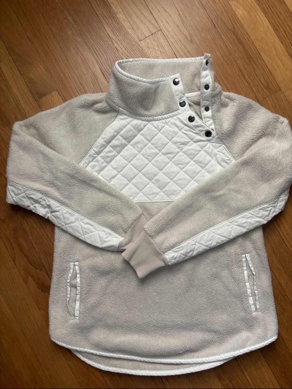 Cozy Cream Quilted-Panel Fleece Pullover  Abercrombie & Fitch Size Small